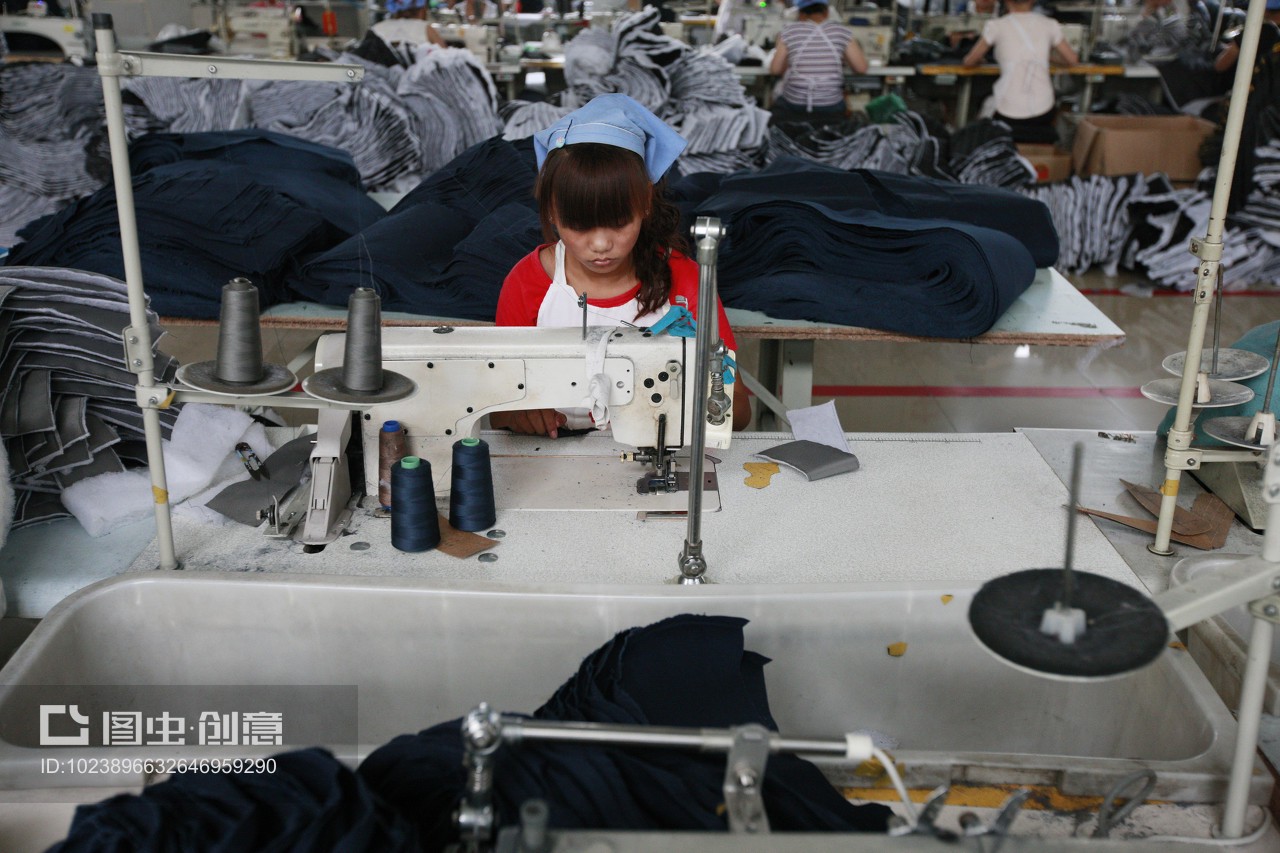 安徽省淮北市秋艷服裝廠(chǎng),女工在生產(chǎn)車(chē)間內(nèi)加工出口到歐美地區(qū)的服裝產(chǎn)品。